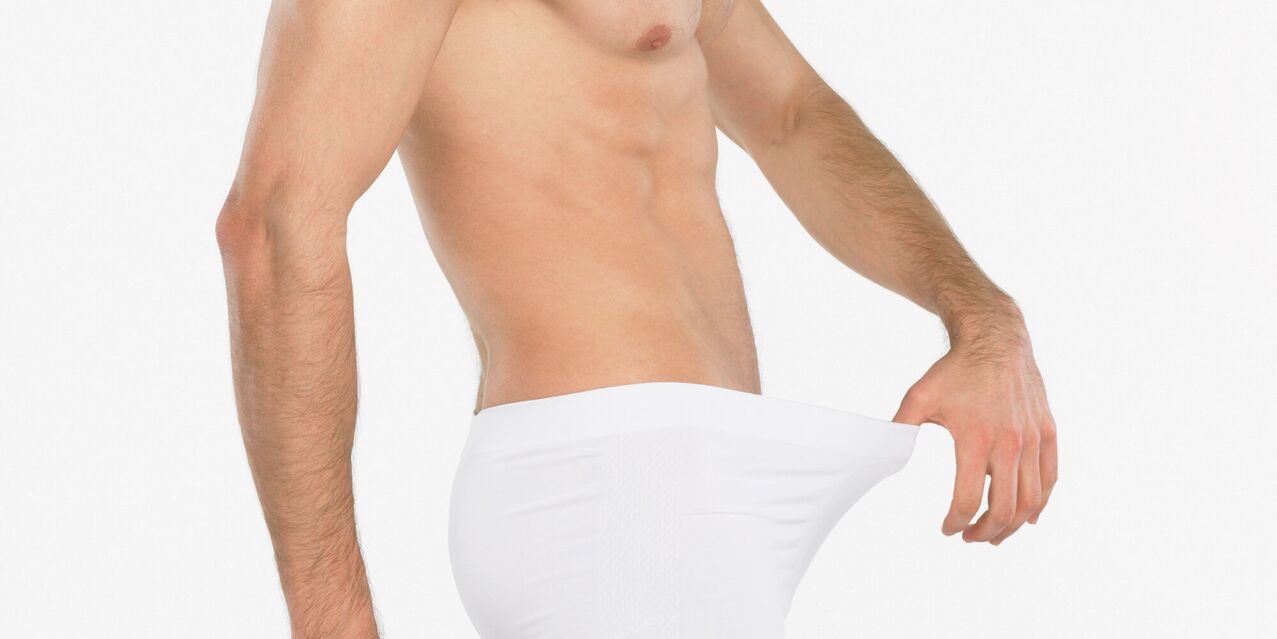 Un uomo pensa a un aumento del pene con il massaggio