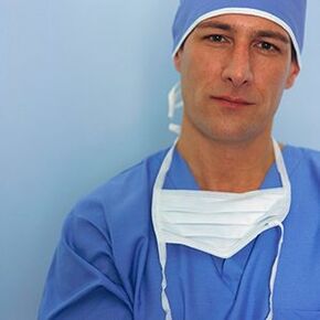 Medico che esegue un intervento chirurgico per l'ingrandimento del pene